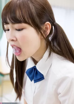 Крошечная азиатская школьница получает сперму на свой язык, пока сосет член своего учителя