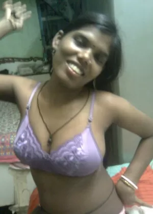 Прекрасная грудастая индийская красотка Сунита раздевается и раздвигает ноги