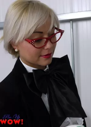 Занудная азиатская модель Петра Лили Со раздевается до чулок и подвязок