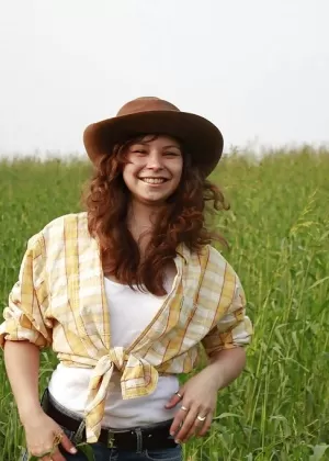 Похотливая любительница-подросток на высоких каблуках демонстрирует свои соблазнительные изгибы