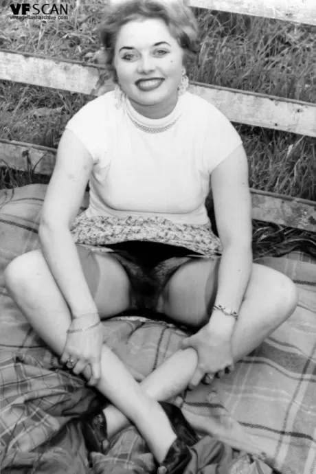 Винтажные порно модели, демонстрирующие свою грудь и волосатые бобры в чулках