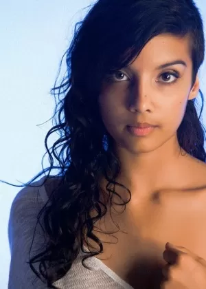 Соблазнительная индианка обхватывает грудь руками и трет свою киску через одежду