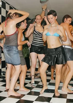 Студенты колледжа празднуют весенние каникулы, напиваясь и трахаясь