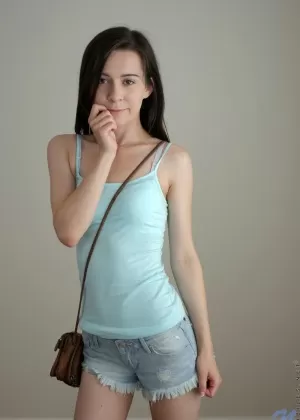 Тощая молоденькая Ариэль Грейс снимает с себя шорты, чтобы широко раздвинуть свою розовую киску