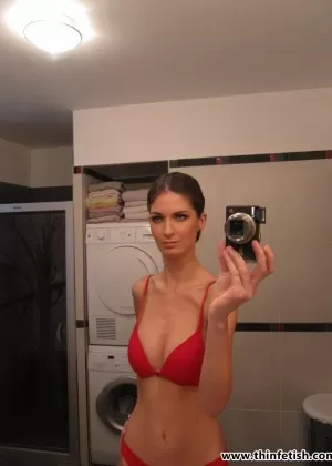 Узкие бедра, живот и руки с настоящей большой грудью