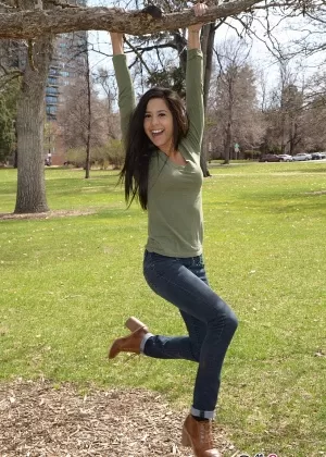 Горячая соло девушка Полиана Де Паула надевает меха во время позирования для разворота в центре