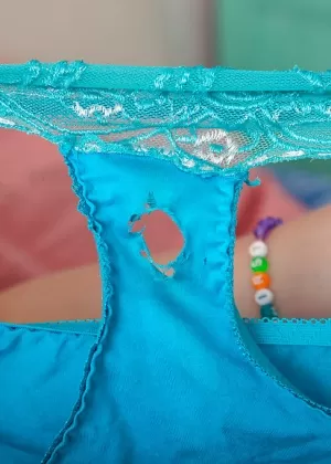 Коротко стриженная подросток Зина снимает спортивную одежду для позирования обнаженной