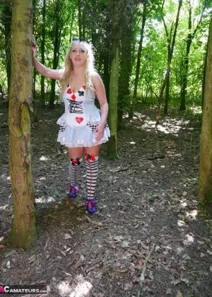 Любительская цыпочка Темпест и ее подружка обмениваются оральным сексом с голым мужчиной в лесу