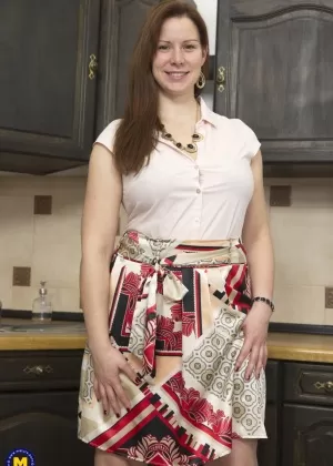 Грудастая горячая мамочка раздевается догола на кухне, чтобы поиграться со своей возбужденной киской дилдо