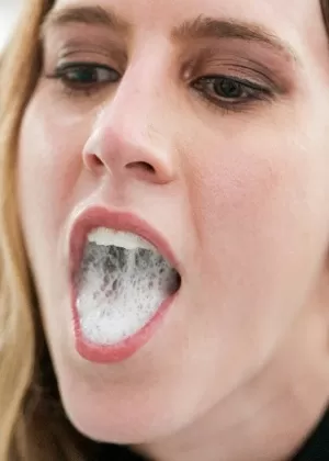 Длинноногая цыпочка Робби Бентли кончает на плоский живот после секса