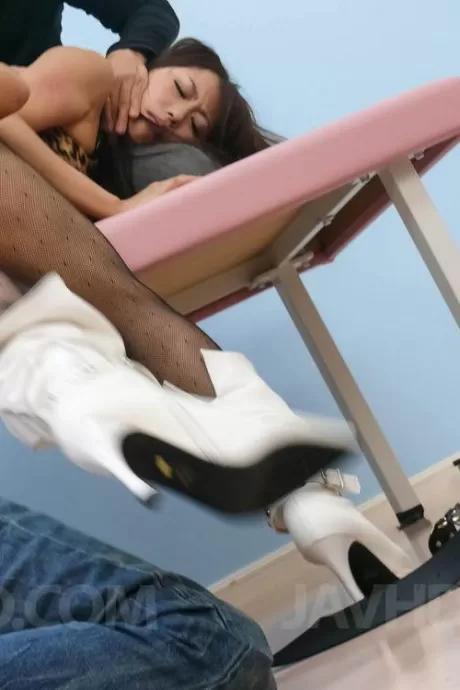 Азиатка Нацуки Есинага получает члены и вибраторы и сосет члены