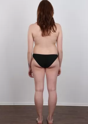 Тучная учительница Саша Джаггс раскрывает огромные сиськи во время оценки работ за своим столом