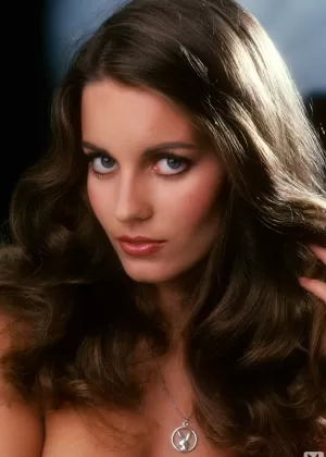 Симпатичная девушка Лиза Уэлч показывает волосатый куст в винтажных чулках на открытом воздухе