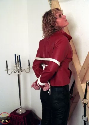 Сдержанная белая девушка Эмбер Невада беспомощно давится дилдо