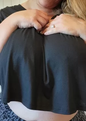 Пышногрудая любительница с ожирением Крис Энн раздевается до своих туфель на высоких каблуках