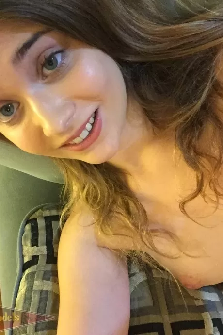 Миниатюрная подросток Ариэль Мак Гвайр дебютирует обнаженной моделью в селфи в ванно 16