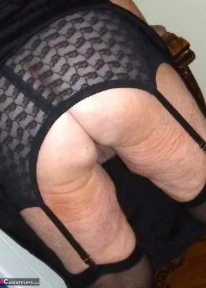 Похотливая старая бабуля Либби с большими отвисшими сиськами в лифчике без чашечек лижет свои соски