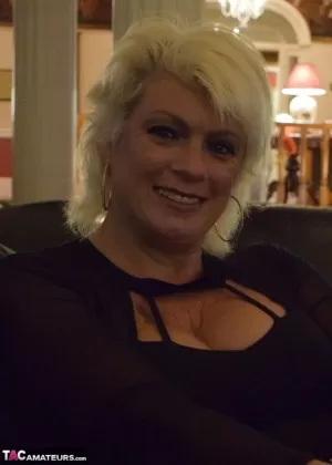 Пожилая любительница Даймонти щеголяет светлыми волосами, раздеваясь догола на своей кровати