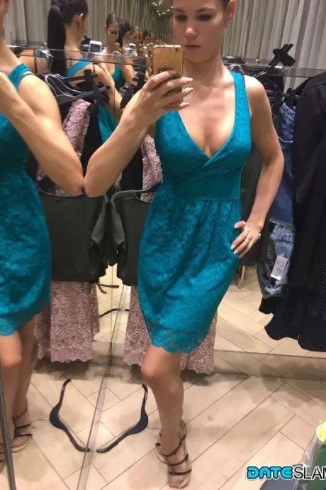 Любительская модель Ловения Люкс делает селфи в одежде и топлесс