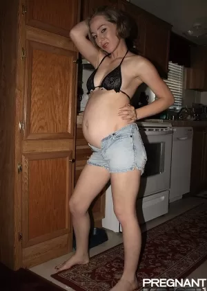 Беременная латиноамериканка играет со своими большими сиськами и киской на кухне