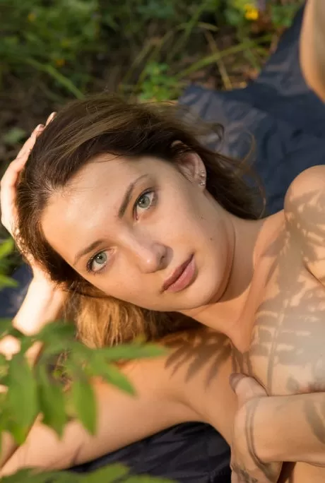 Милая молоденькая Крисин полностью раздевается, находясь в  12