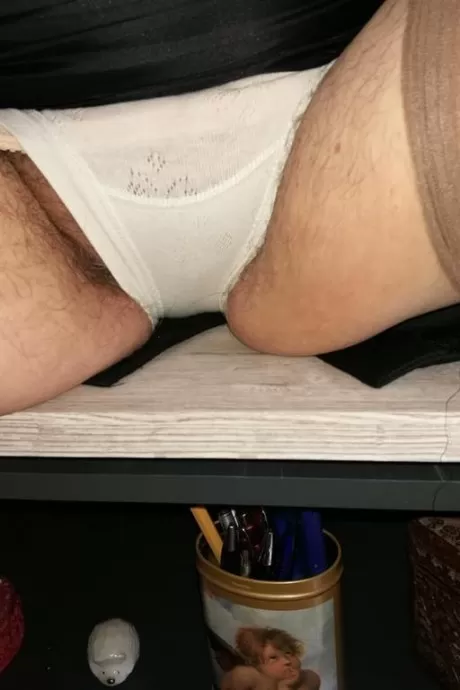 Возбужденная Ома засовывает фломастер в свою волосатую вагину в нейлоновых чулках с задним швом