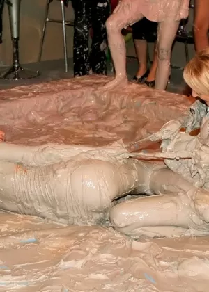 Нахальная брюнетка ввязывается в грубую кошачью драку, переходящую в лесбийский секс