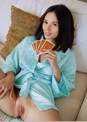 Красивая молодая девушка Ева Свит обнажает свое горячее тело во время игры в пасьянс