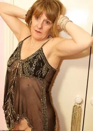 Толстая зрелая женщина Ка Ткитти раздевается, чтобы позировать голышом в гамаке на заднем дворе