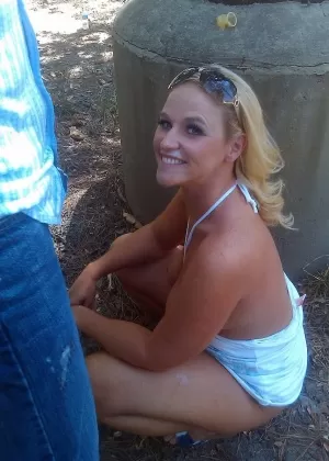 Сексуальная Дана Дирмонд наслаждается тем, как парень сосет сиськи и кончает в горячем соблазнении на диване