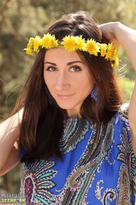 Молоденькая любительница Маруша надевает корону из цветов во время траха пальца 4