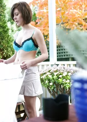 Похотливые лесбийские порнозвезды Абелла Дэнджер и Феникс Мари жестко трахаются