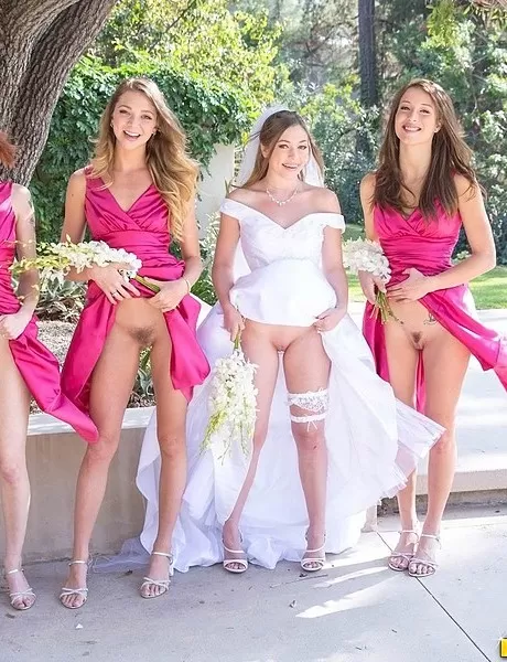 Девушки лесбиянки в униформе подружек невесты демонстрируют горячую попку в обнаженной юбк 2