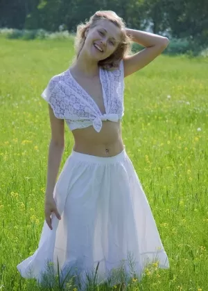 Молодая блондинка Покахонтас мелькает в поле в прозрачной одежде