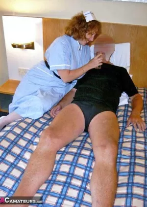 Зрелая толстушка Джитуле красуется в своей униформе медсестры и очках