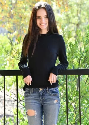 Красивая девушка-подросток в рваных джинсах обнажает свои сиськи и лысую пизду на балконе