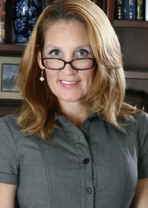 Зрелая любительница Лилли делает стриптиз, чтобы позировать обнаженной дома