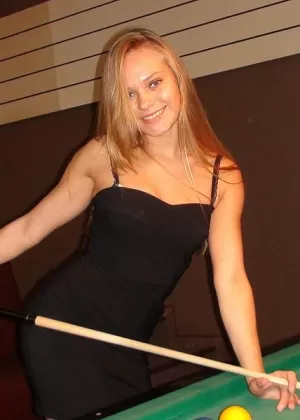 Молодая блондинка Белла Мур соблазняет своего друга-мужчину в коротких шортах на кровати