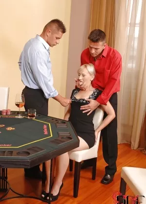 Любительнице леди Мейер затыкают рот кляпом и связывают в разных местах дома