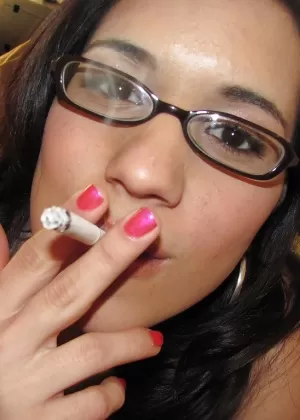 Большая сиськастая блондинка Рэйчел Лав курит перед тем, как начинается трах сисек от первого лица