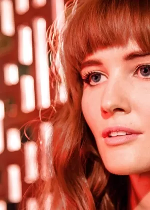 Рыжая сучка Селин А получает свои очаровательные кустики, покрытые спермой