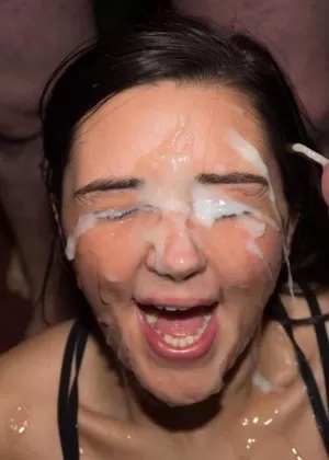 МИЛФ красотка с огромными сиськами София Ломели получает сюрприз буккаке