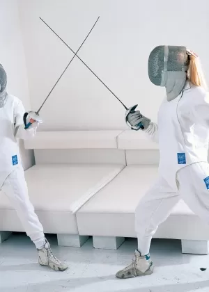 Зрелая София Делейн раздевается, чтобы показать винтажное нижнее белье и горячую старую задницу