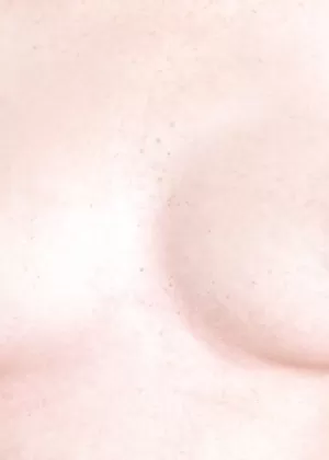 Симпатичная молодая красотка Барбара Белла раздевается догола и раздвигает пизду