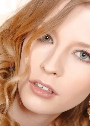 Удивительно милая красотка Энджел Хотт мастурбирует свою розовую бритую киску