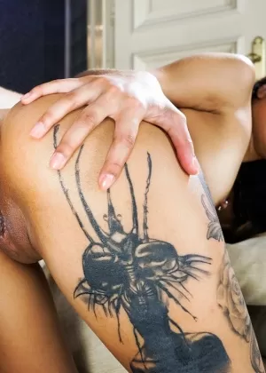 Порнозвезда семидесятых годов сосет сперму с пары членов после ДП