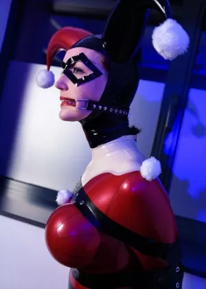 Красотка Айс Ла Фокс с огромными сиськами в униформе раздевается для секса