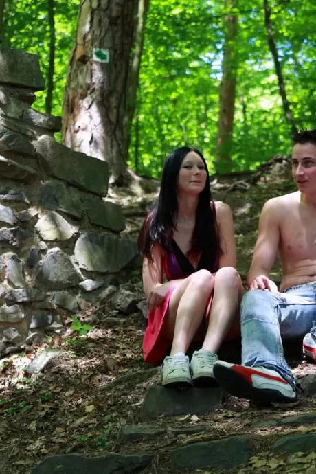 Молодая темноволосая девушка и ее парень занимаются секс 1