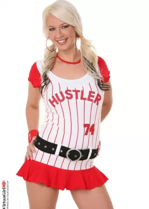 Брюнетка болельщица Дина ходит топлесс в прозрачных колготках