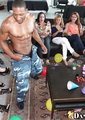 Противные латиноамериканские шлюшки с большими задницами устраивают вечеринку с межрасовым минетом